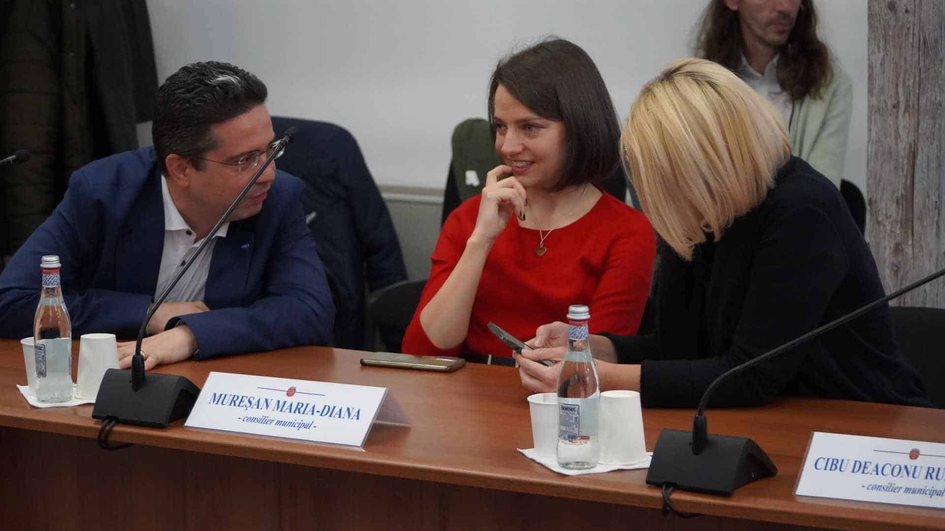 boicot la ședința pentru alegerea viceprimarilor sibiului. usr și psd s-au abținut la vot, iar consilierii aur au părăsit sala (foto)