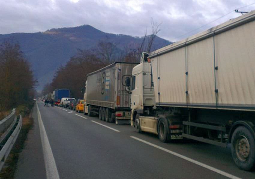 trafic blocat pe valea oltului, pe un sens de mers