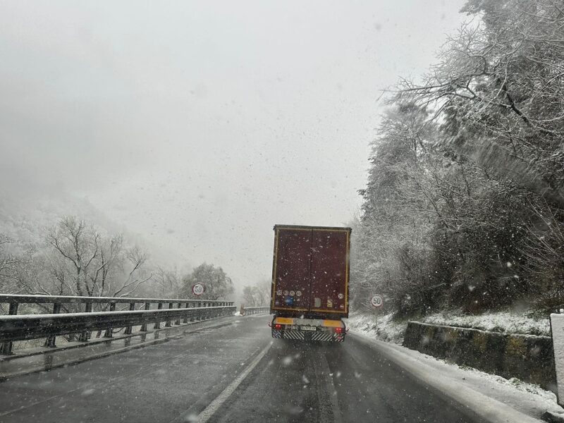 condiții meteo dificile pe valea oltului. vântul bate cu 85 de kilometri pe oră