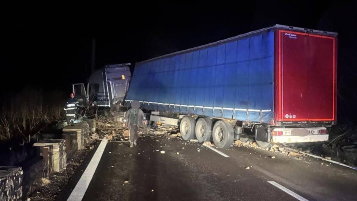 Valea Oltului blocată total cel puțin 6 ore. S-au prăvălit stânci peste un TIR! (video foto)