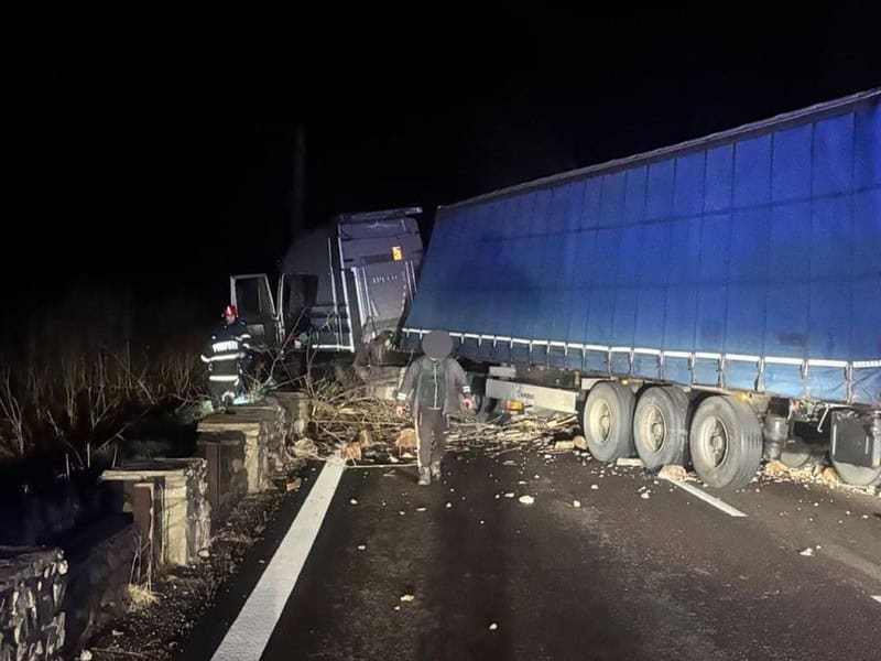 Valea Oltului blocată total cel puțin 6 ore. S-au prăvălit stânci peste un TIR! (video foto)