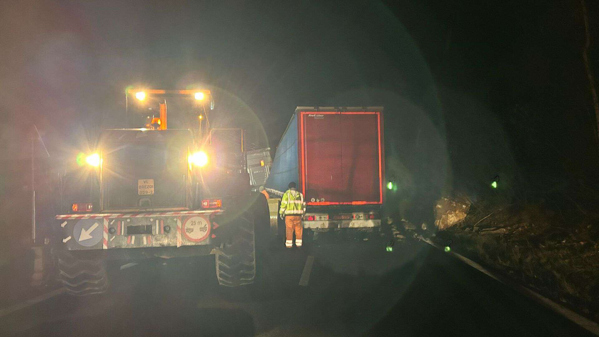 Valea Oltului blocată total cel puțin 6 ore. S-au prăvălit stânci peste un TIR! (video foto)