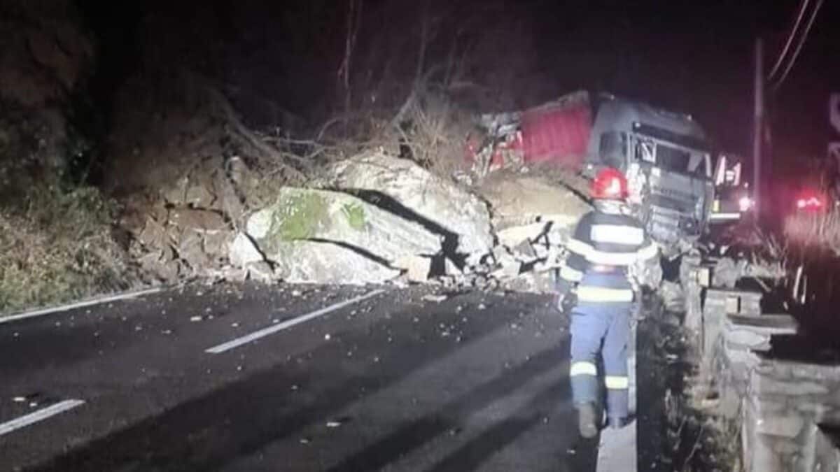 Valea Oltului blocată peste 9 ore din cauza stâncilor căzute peste un TIR. S-au format cozi uriașe! (video)