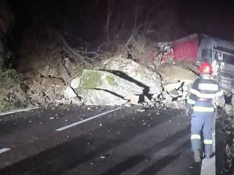 Valea Oltului blocată peste 9 ore din cauza stâncilor căzute peste un TIR. S-au format cozi uriașe! (video)