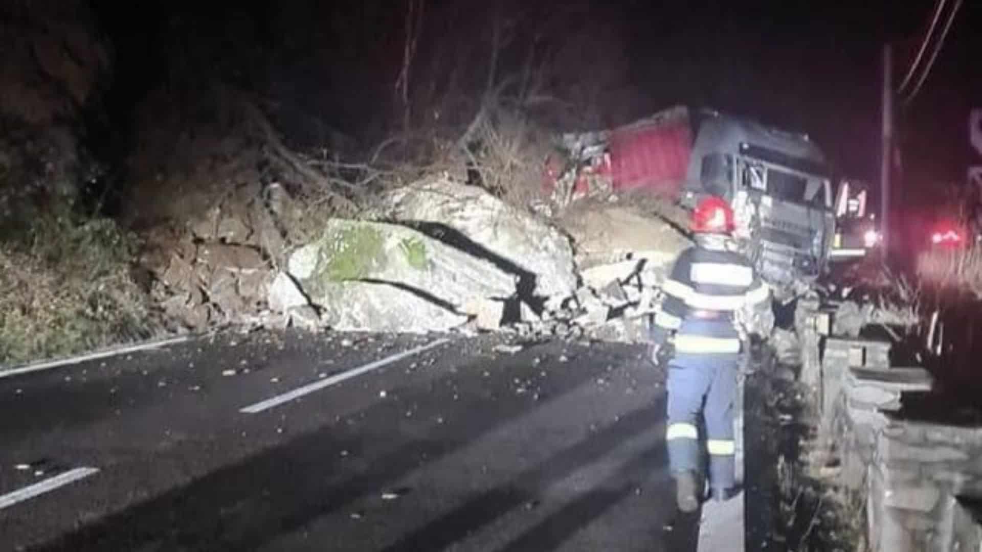 Valea Oltului blocată total cel puțin 6 ore. S-au prăvălit stânci peste un TIR! (video foto)