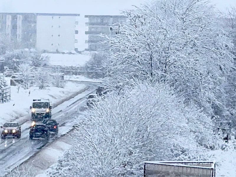 trafic îngreunat în sibiu din cauza ninsorilor. pe ștefan cel mare a căzut un stâlp iar spre rasinari și cisnădioara sunt copaci căzuți pe drum (video foto)