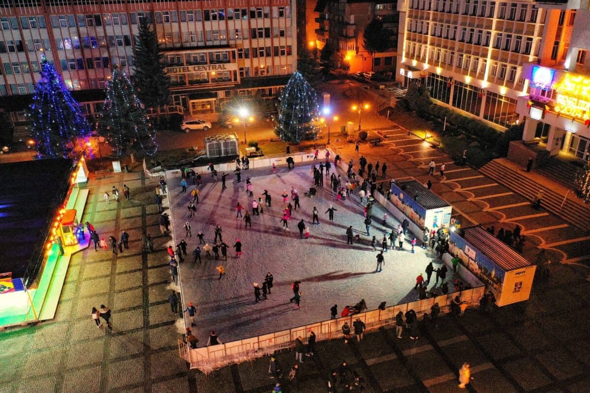 Târg de Crăciun și patinoar în centrul municipiului Mediaș. În deschidere va cânta BIBI (video)