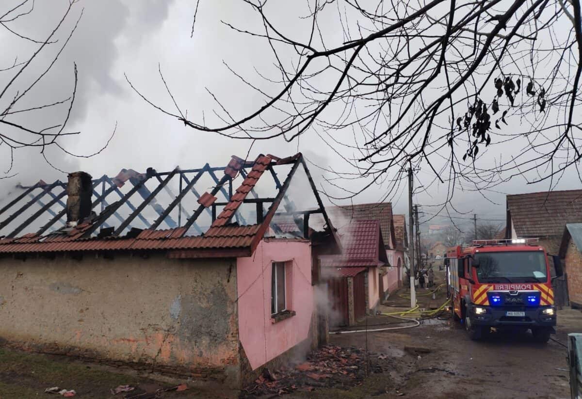 Incendiu la Valchid. Două persoane duse la spital după ce au făcut atac de panică (foto)