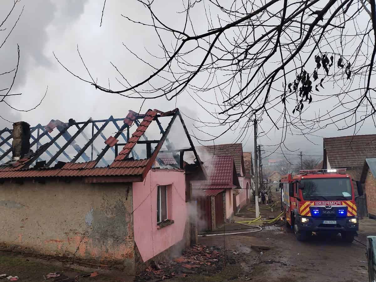 Incendiu la Valchid. Două persoane duse la spital după ce au făcut atac de panică (foto)