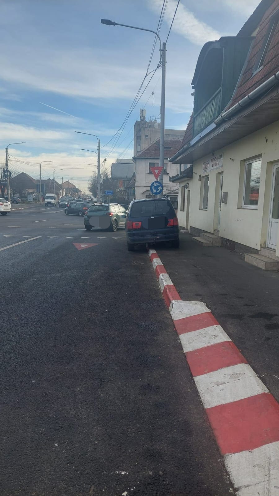 Polițiștii ”la pândă” în intersecțiile din Sibiu. 11 șoferi amendați pentru că au parcat neregulamentar (foto)