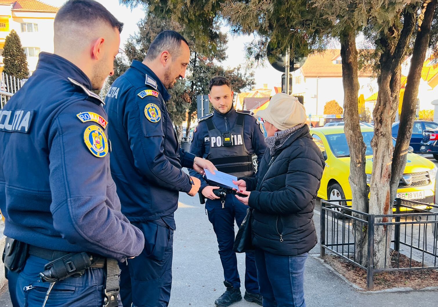 Gest de omenie făcut de mai mulți polițiști din Sibiu. Au făcut chetă ca să ajute o femeie tâlhărită (foto)