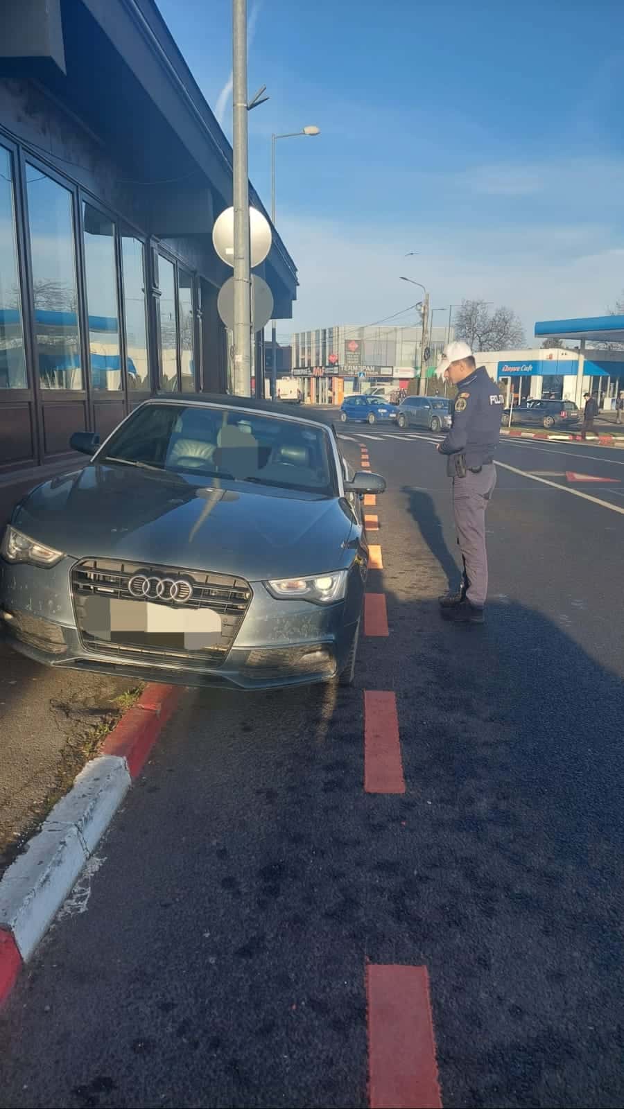 Polițiștii ”la pândă” în intersecțiile din Sibiu. 11 șoferi amendați pentru că au parcat neregulamentar (foto)