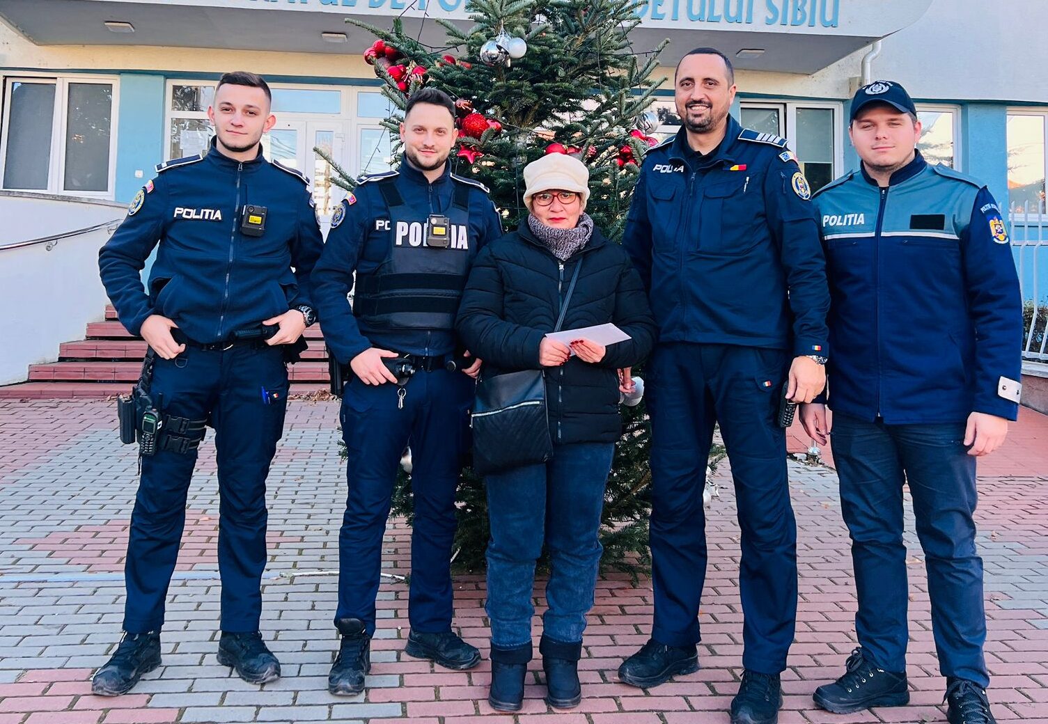 Gest de omenie făcut de mai mulți polițiști din Sibiu. Au făcut chetă ca să ajute o femeie tâlhărită (foto)