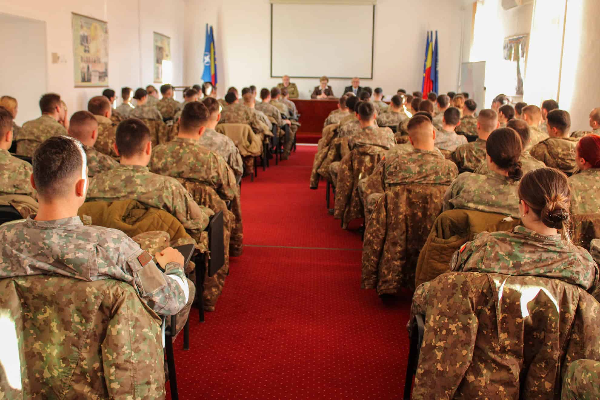 Elevi militari premiați la Sibiu cu premiați cu cărți și mape promoționale (foto)