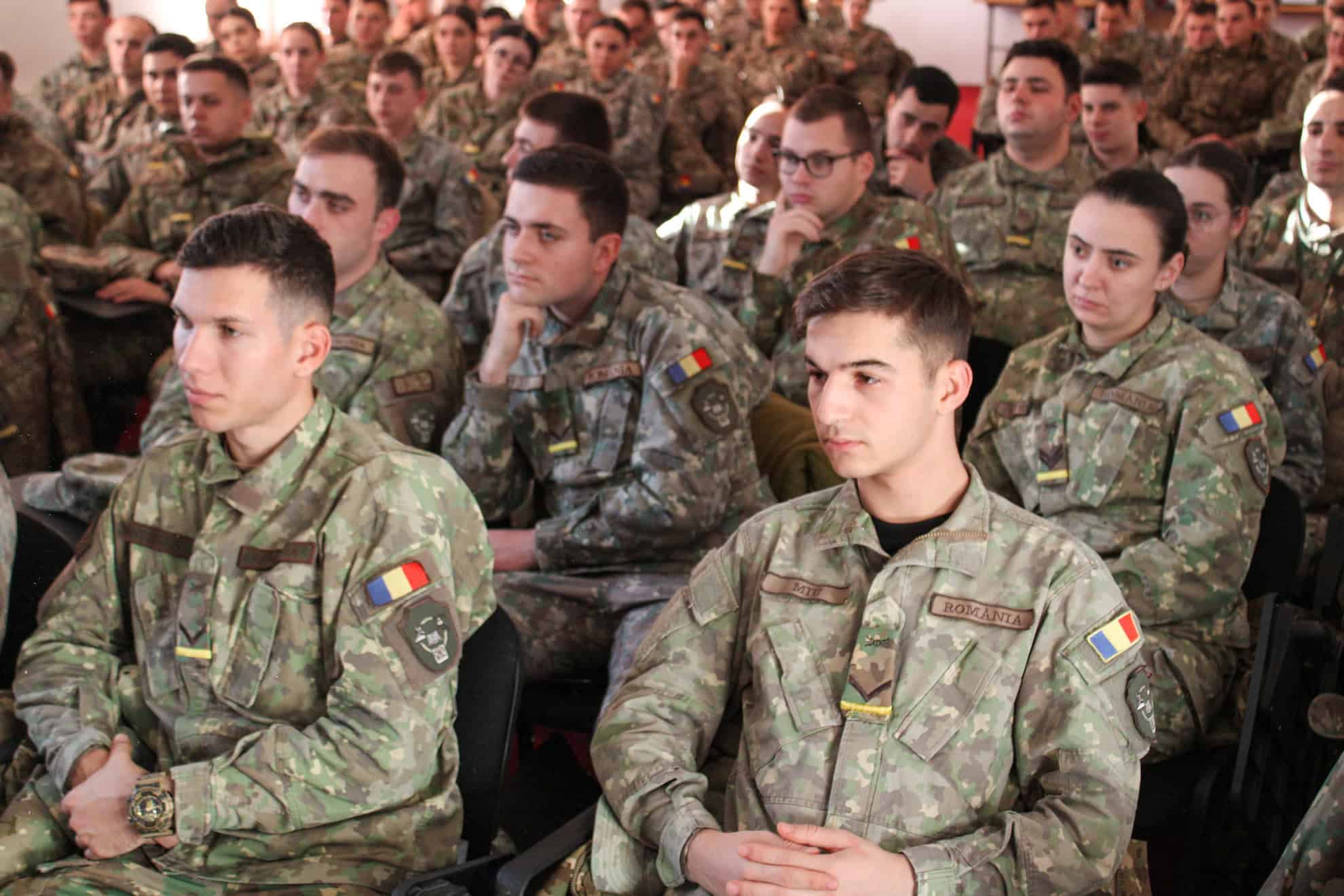 Elevi militari premiați la Sibiu cu premiați cu cărți și mape promoționale (foto)