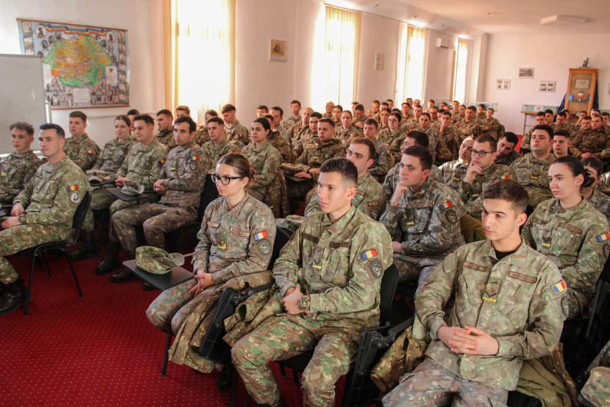 Elevi militari premiați la Sibiu cu premiați cu cărți și mape promoționale (foto)