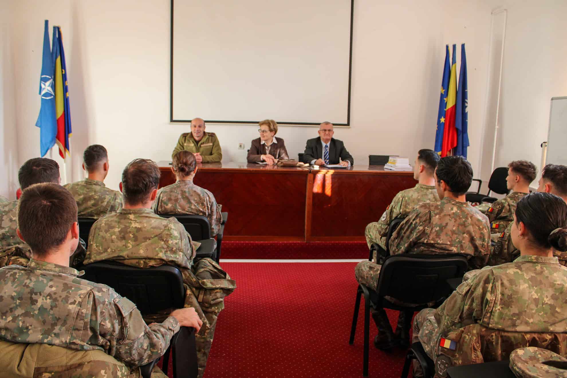 Elevi militari premiați la Sibiu cu premiați cu cărți și mape promoționale (foto)