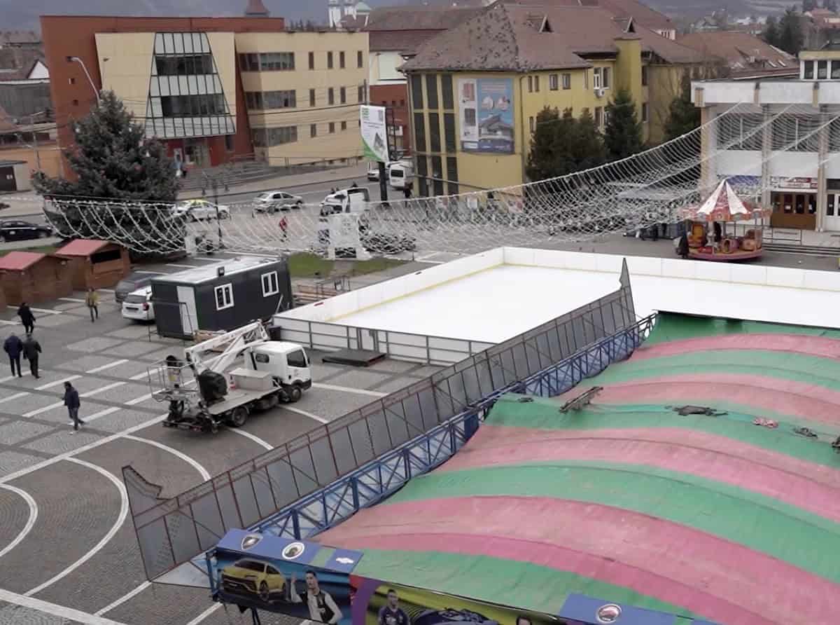 Se deschide Târgul de Crăciun de la Mediaș. BIBI concertează pe scena de lângă patinoar (video)