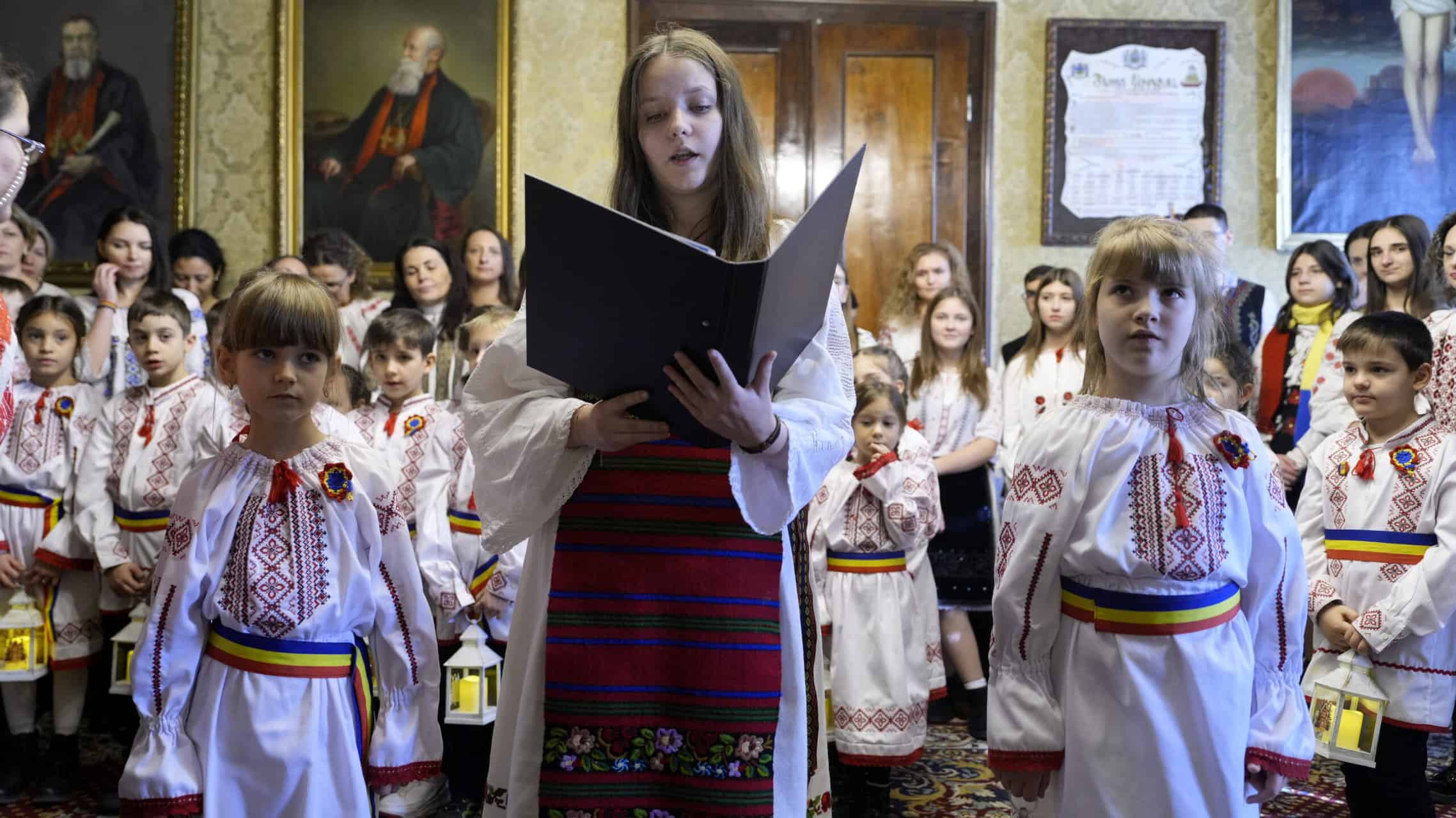 Cete de colindători din Sibiu și Brașov, oaspeți ai Mitropolitului Ardealului (foto)