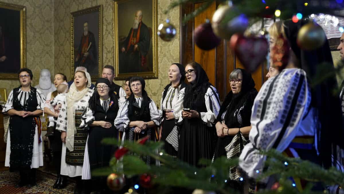 Cete de colindători din Sibiu și Brașov, oaspeți ai Mitropolitului Ardealului (foto)