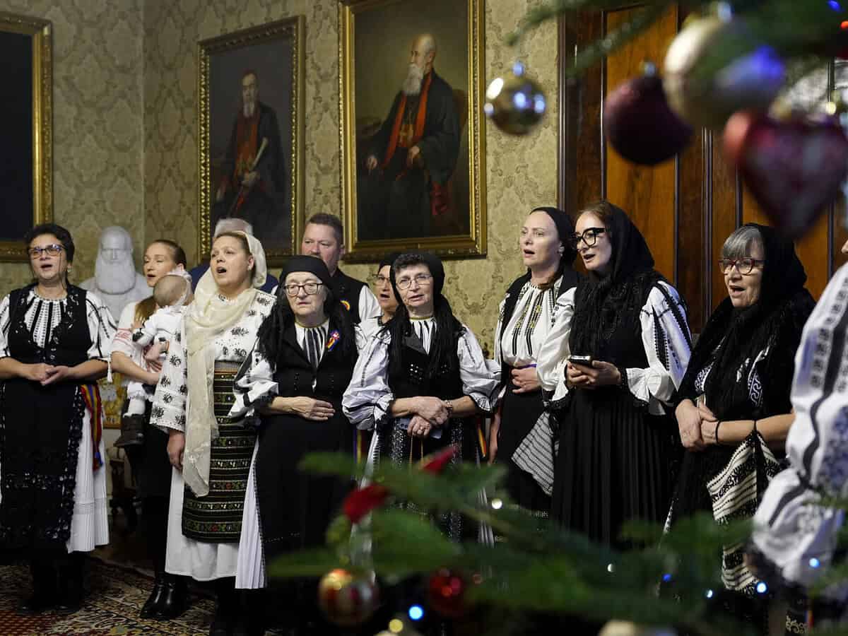 Cete de colindători din Sibiu și Brașov, oaspeți ai Mitropolitului Ardealului (foto)