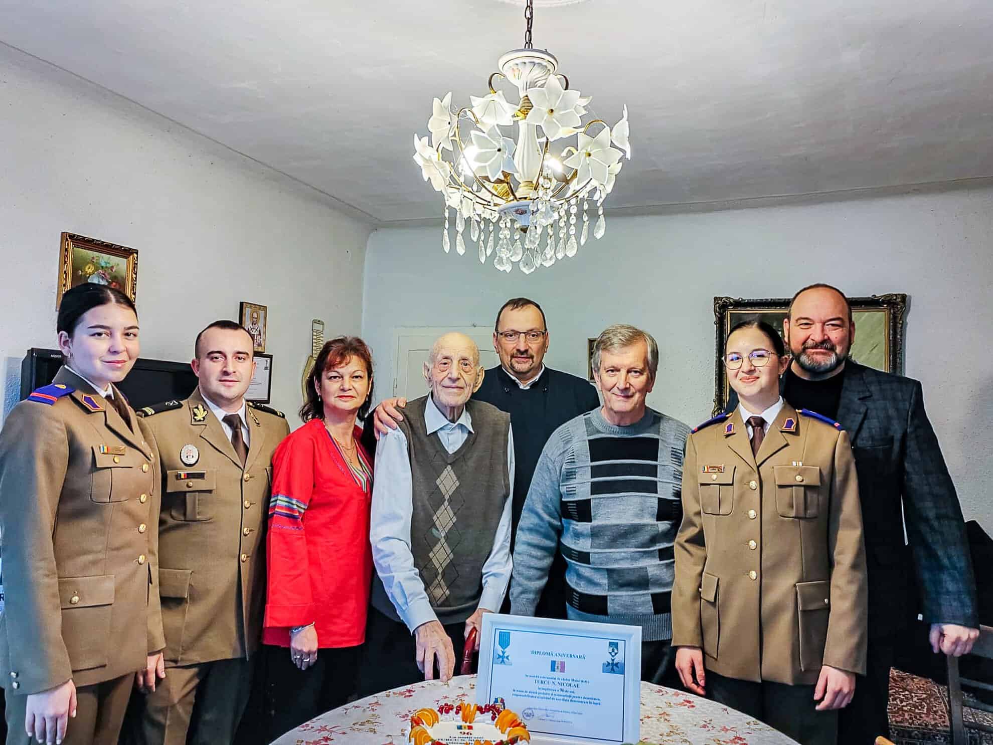 Surpriză frumoasă pentru Maiorul sibian Nicolae Turcu în ziua în care a împlinit 96 de ani. Studenții de la AFT i-au dus un tort (foto)