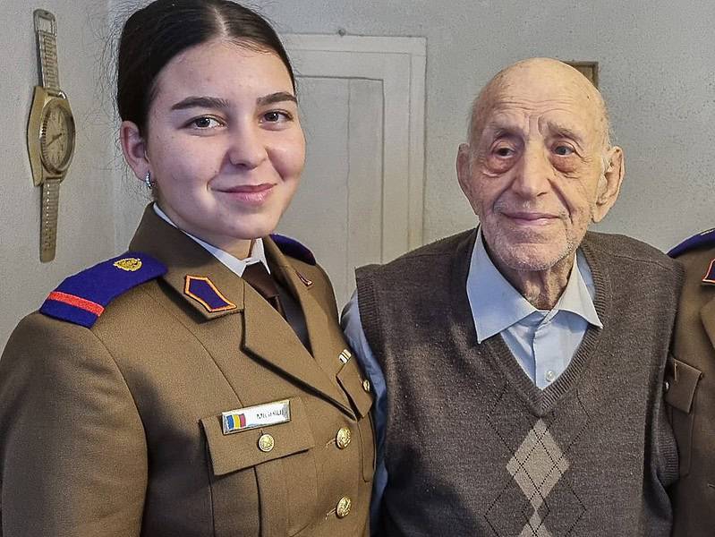 Surpriză frumoasă pentru Maiorul sibian Nicolae Turcu în ziua în care a împlinit 96 de ani. Studenții de la AFT i-au dus un tort (foto)