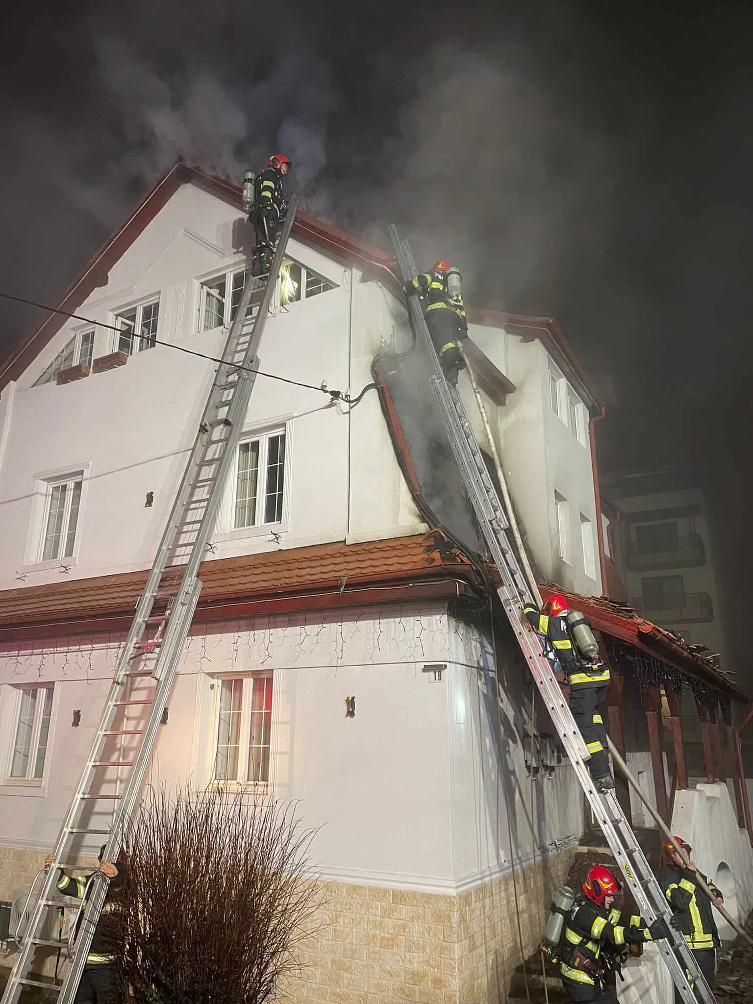 Incendiu la o casă din Sibiu. Acoperișul și podul, mistuite de flăcări (foto)