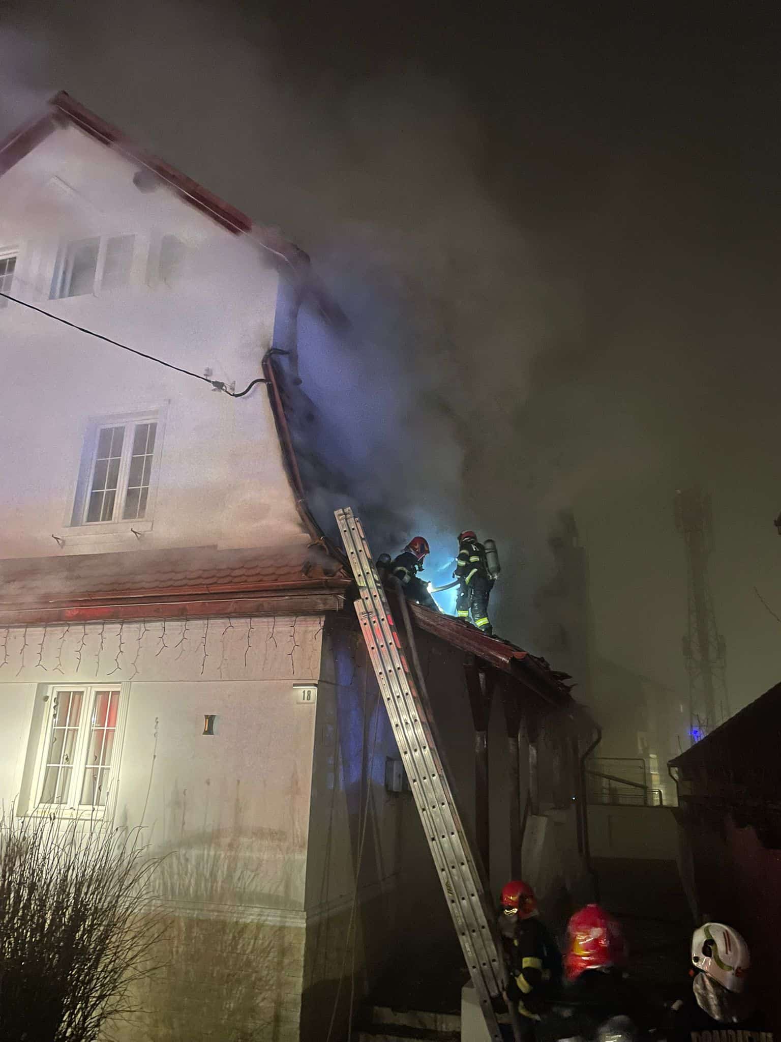 Incendiu la o casă din Sibiu. Acoperișul și podul, mistuite de flăcări (foto)