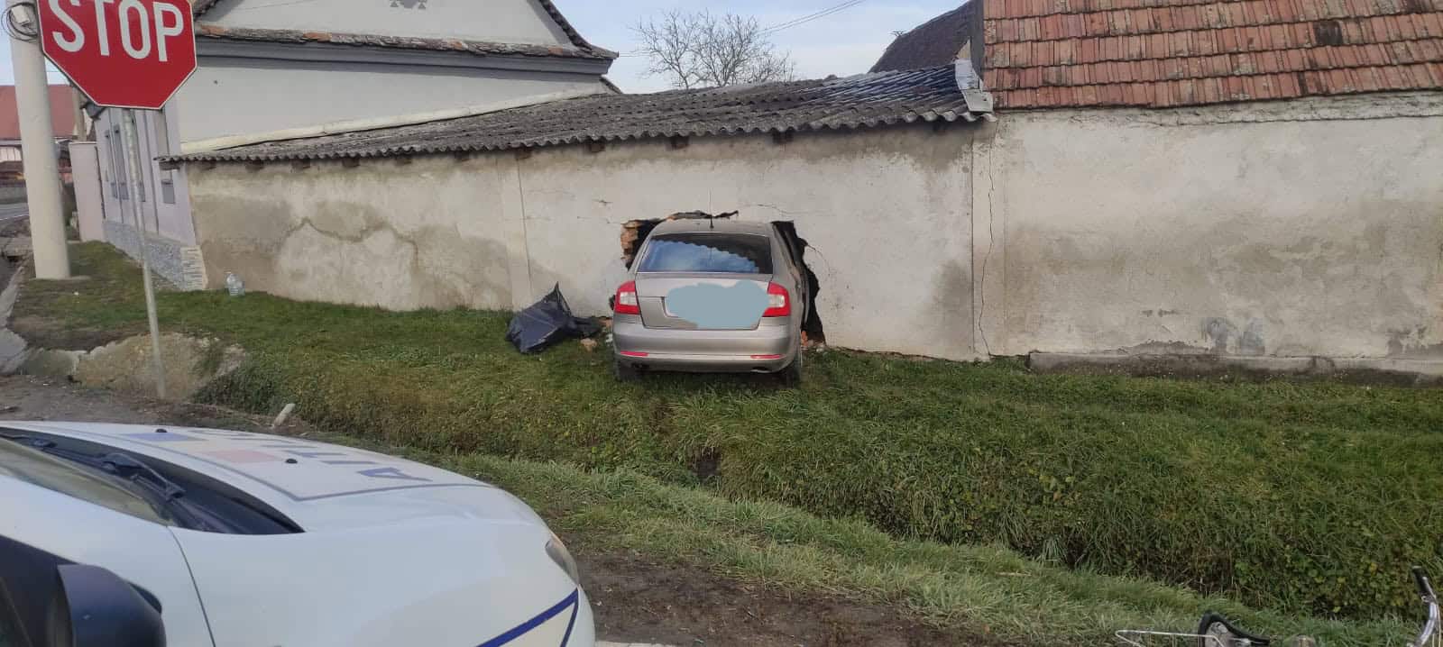 Accident pe DN1 la Bradu. Un șofer a făcut gaură în zidul unei case (foto)