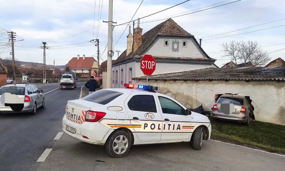 Accident pe DN1 la Bradu. Un șofer a făcut gaură în zidul unei case (foto)