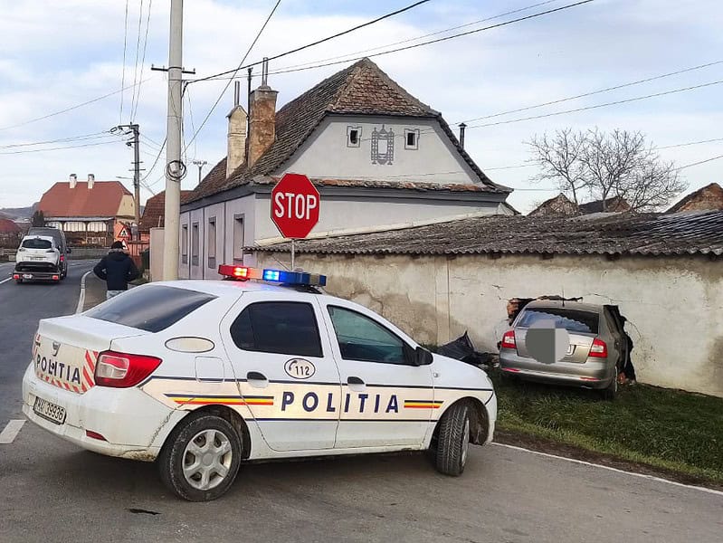 Accident pe DN1 la Bradu. Un șofer a făcut gaură în zidul unei case (foto)