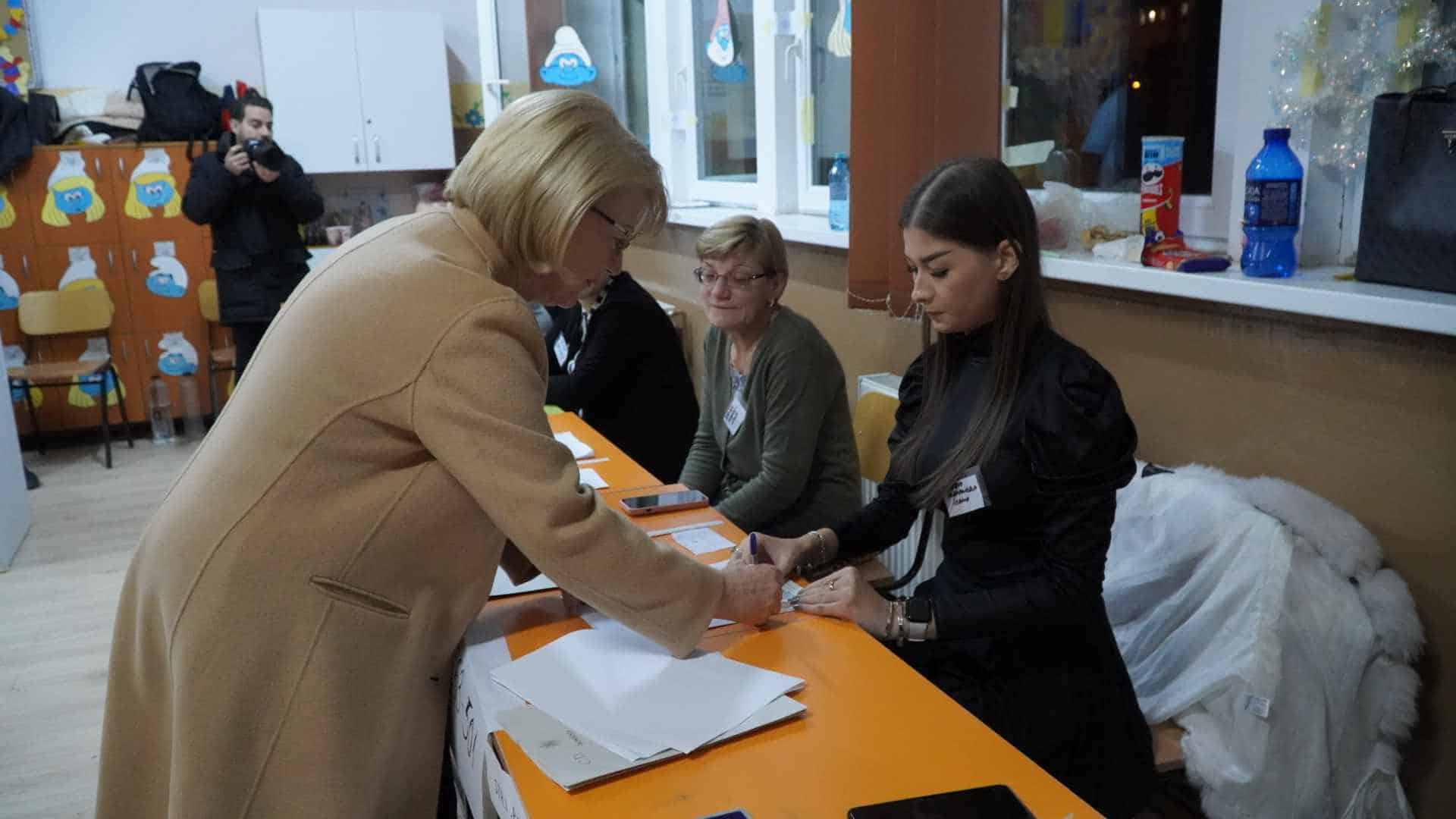 EXCLUSIV - Primarul Sibiului a votat la ceas de seară. Astrid Fodor: „Noul parlament să continue parcursul european” (video)