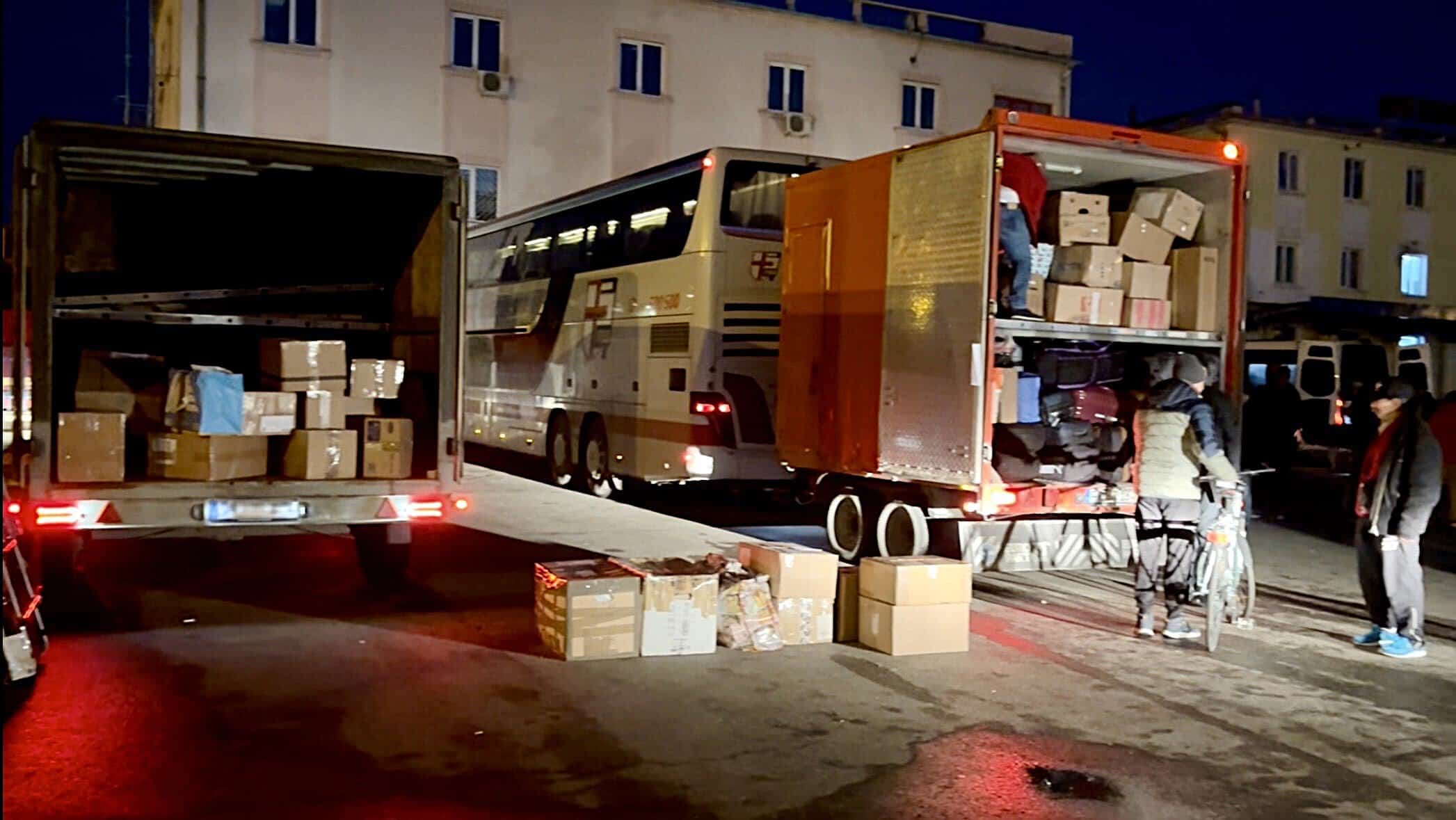 Drumul pachetelor trimise de la Sibiu. Coletele călătoresc printre pasageri în autocare (foto, video)