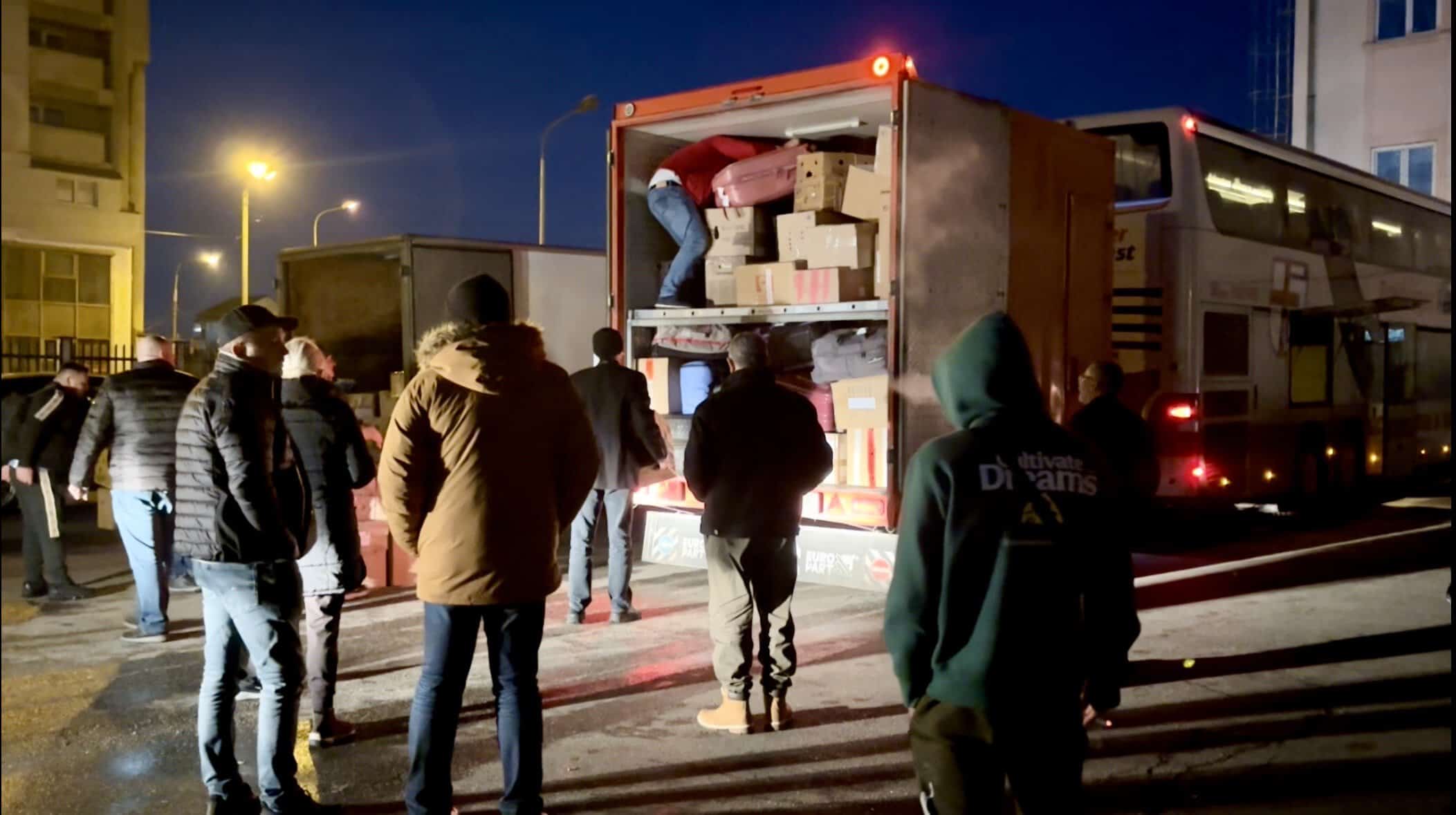 Drumul pachetelor trimise de la Sibiu. Coletele călătoresc printre pasageri în autocare (foto, video)