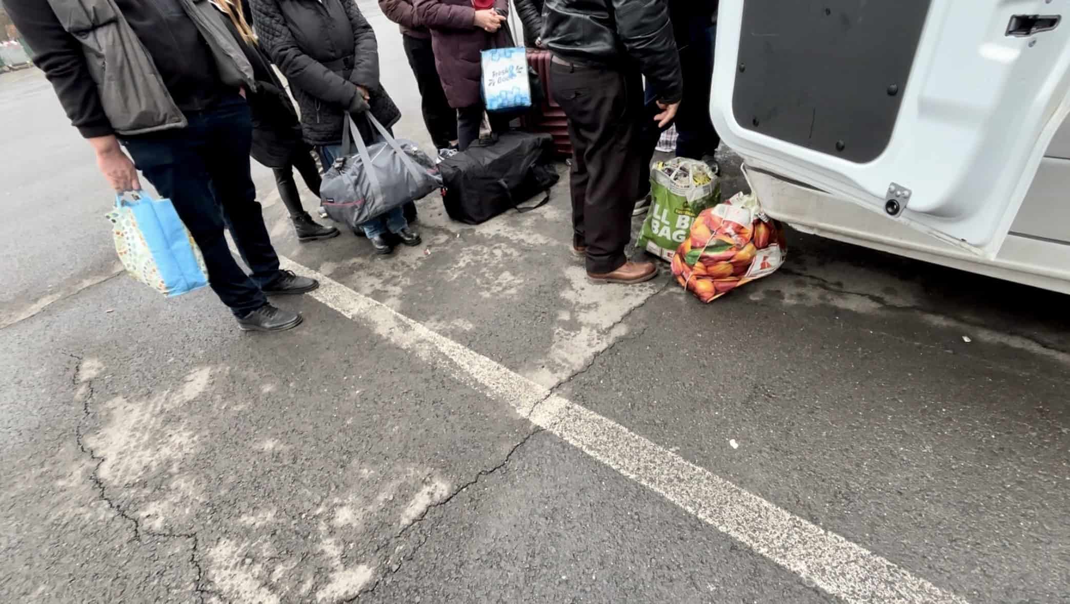 Drumul pachetelor trimise de la Sibiu. Coletele călătoresc printre pasageri în autocare (foto, video)