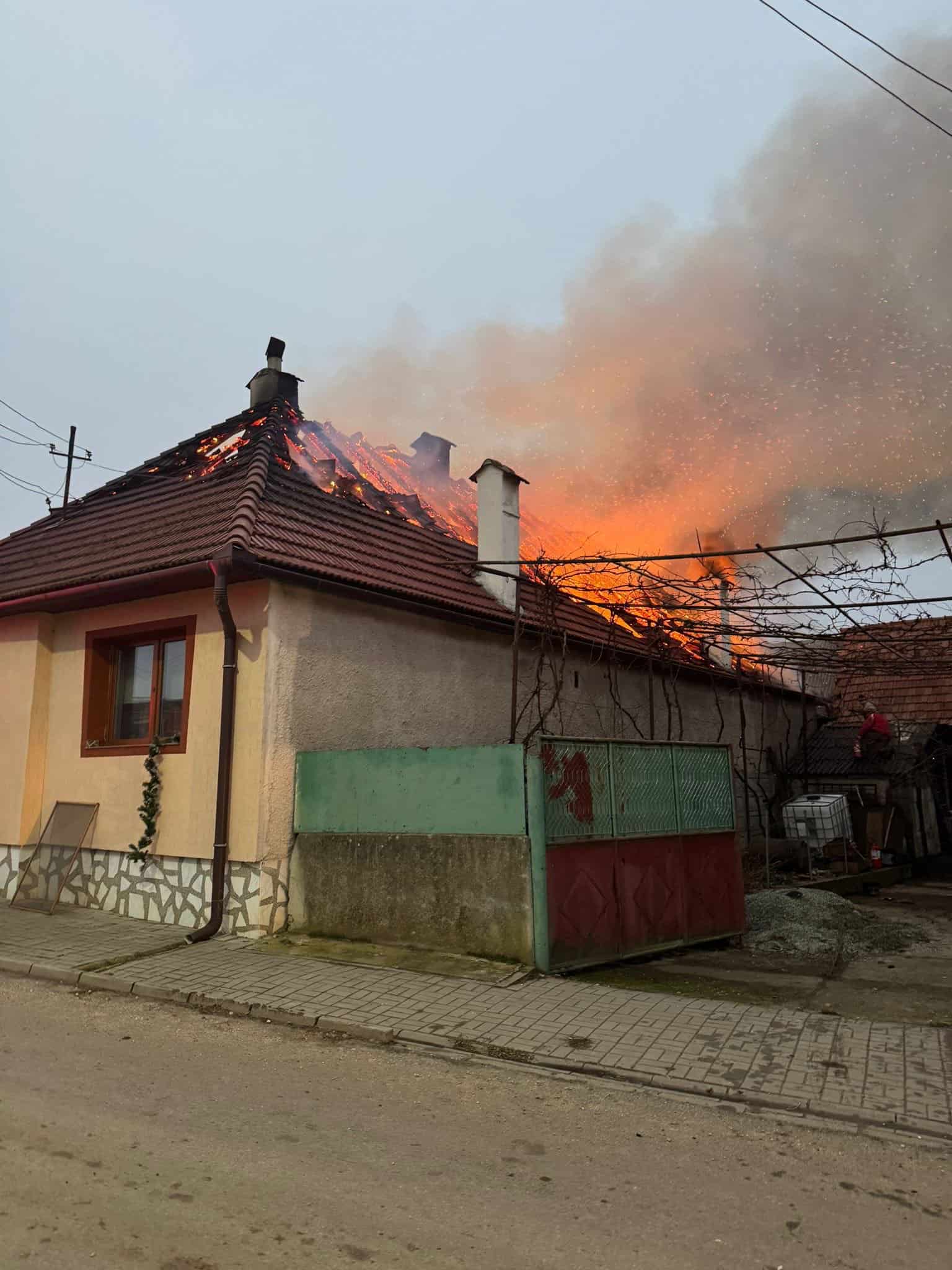 Incendiu de la Șura Mică stins după mai bine de 4 ore. S-a stabilit cauza producerii