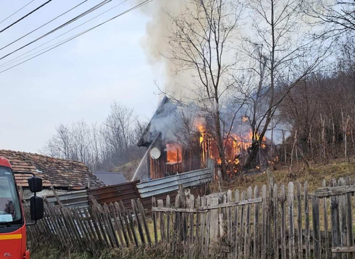 Cabană din Moșna făcută scrum în urma unui incendiu (foto)