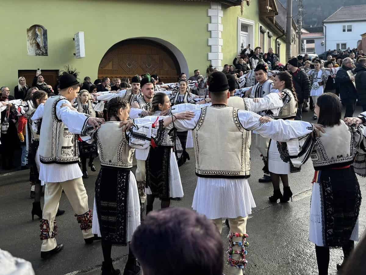 Crăciunul Junilor din Sadu - Au colindat bisericile și primarul