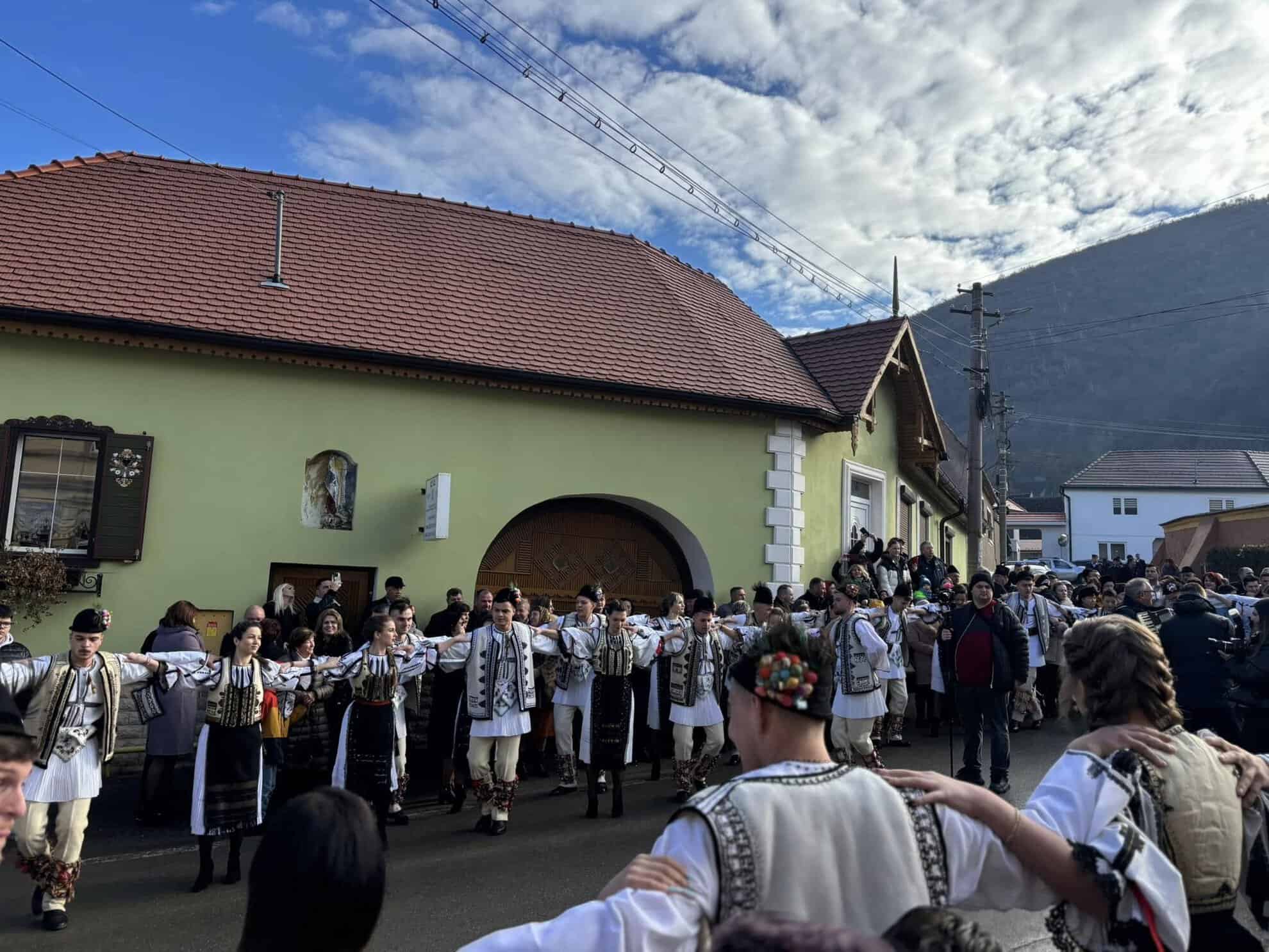 Crăciunul Junilor din Sadu - Au colindat bisericile și primarul