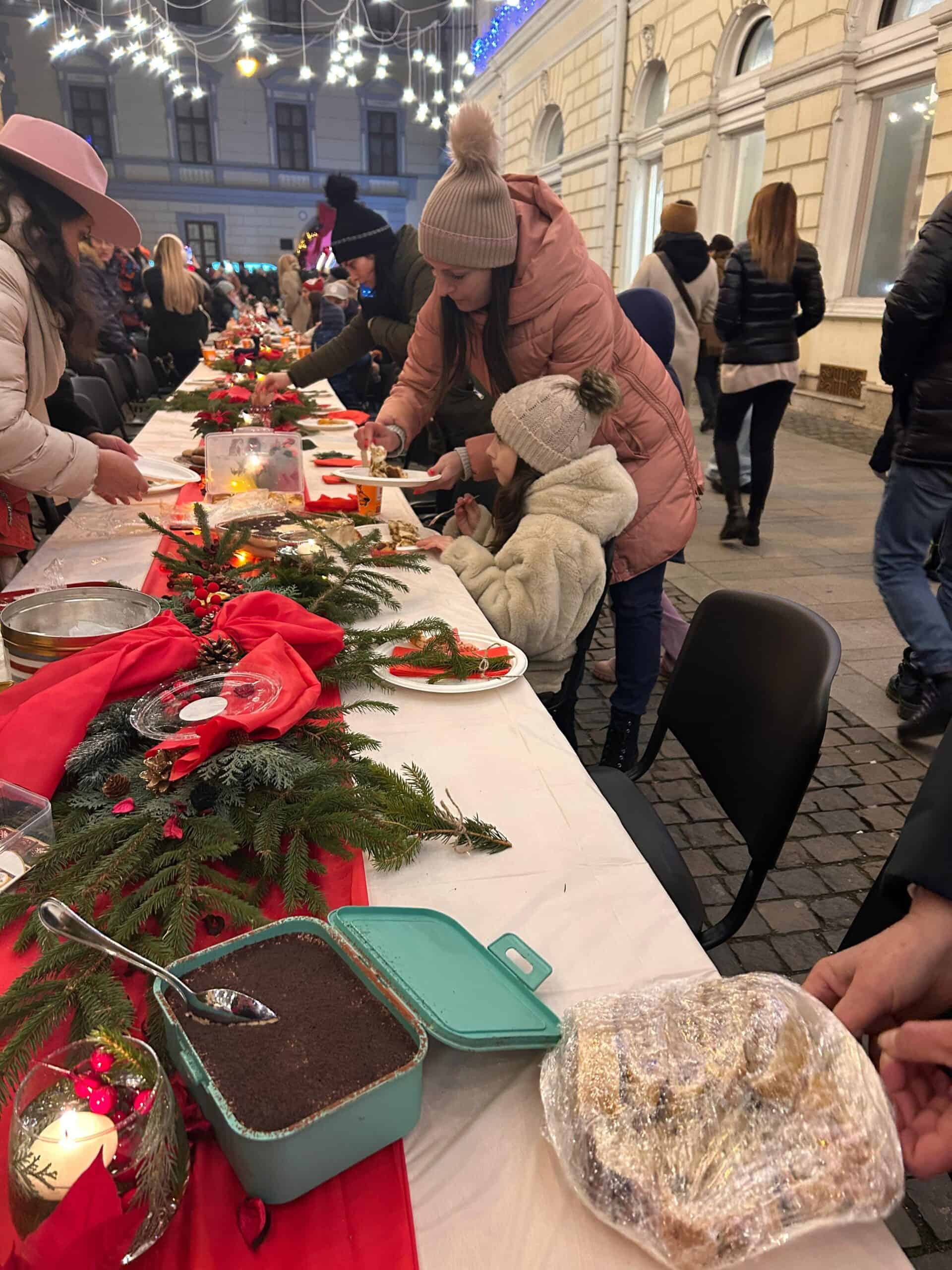 Sute de sibieni și turiști la „Community Dinner”, ediția a 2-a. „E cel mai frumos mod de a-ți cunoaște comunitatea” (foto, video)