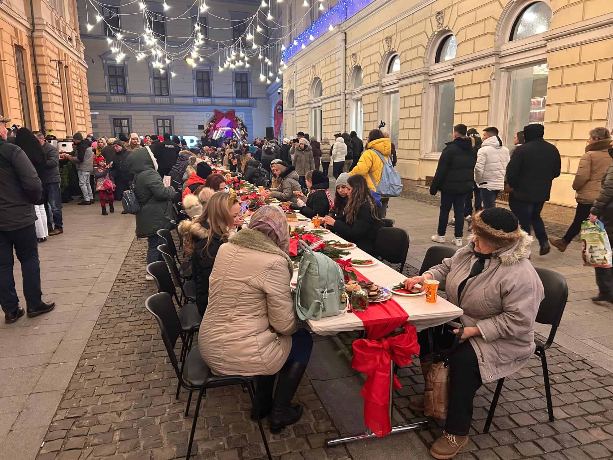 Sute de sibieni și turiști la „Community Dinner”, ediția a 2-a. „E cel mai frumos mod de a-ți cunoaște comunitatea” (foto, video)