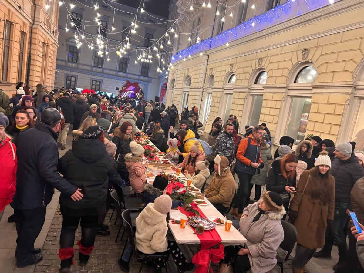 Sute de sibieni și turiști la „Community Dinner”, ediția a 2-a. „E cel mai frumos mod de a-ți cunoaște comunitatea” (foto, video)