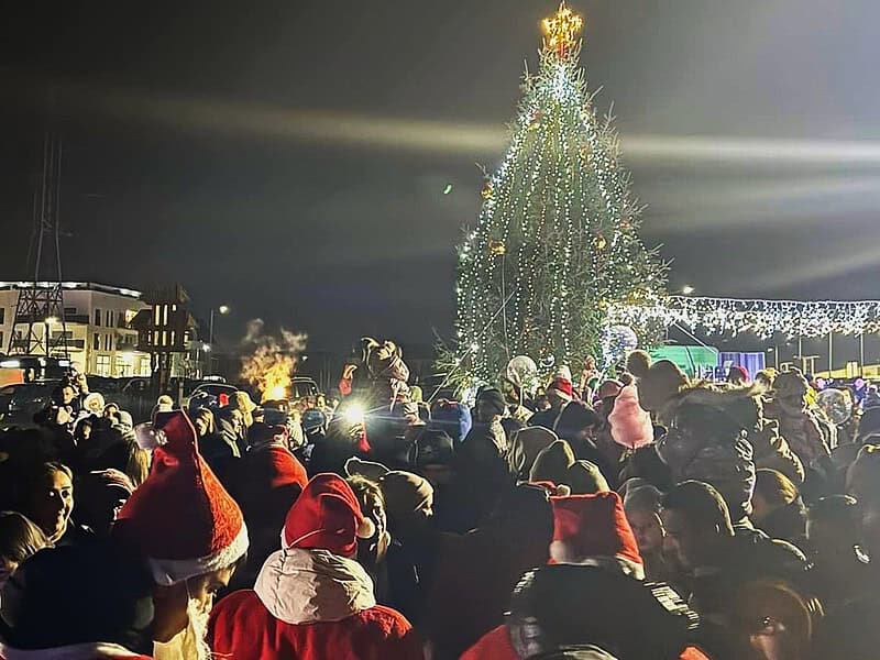 Cisnădia a intrat în spiritul sărbătorilor. S-au aprins și luminițele în primul brad de Crăciun din Cartierul Arhitecților