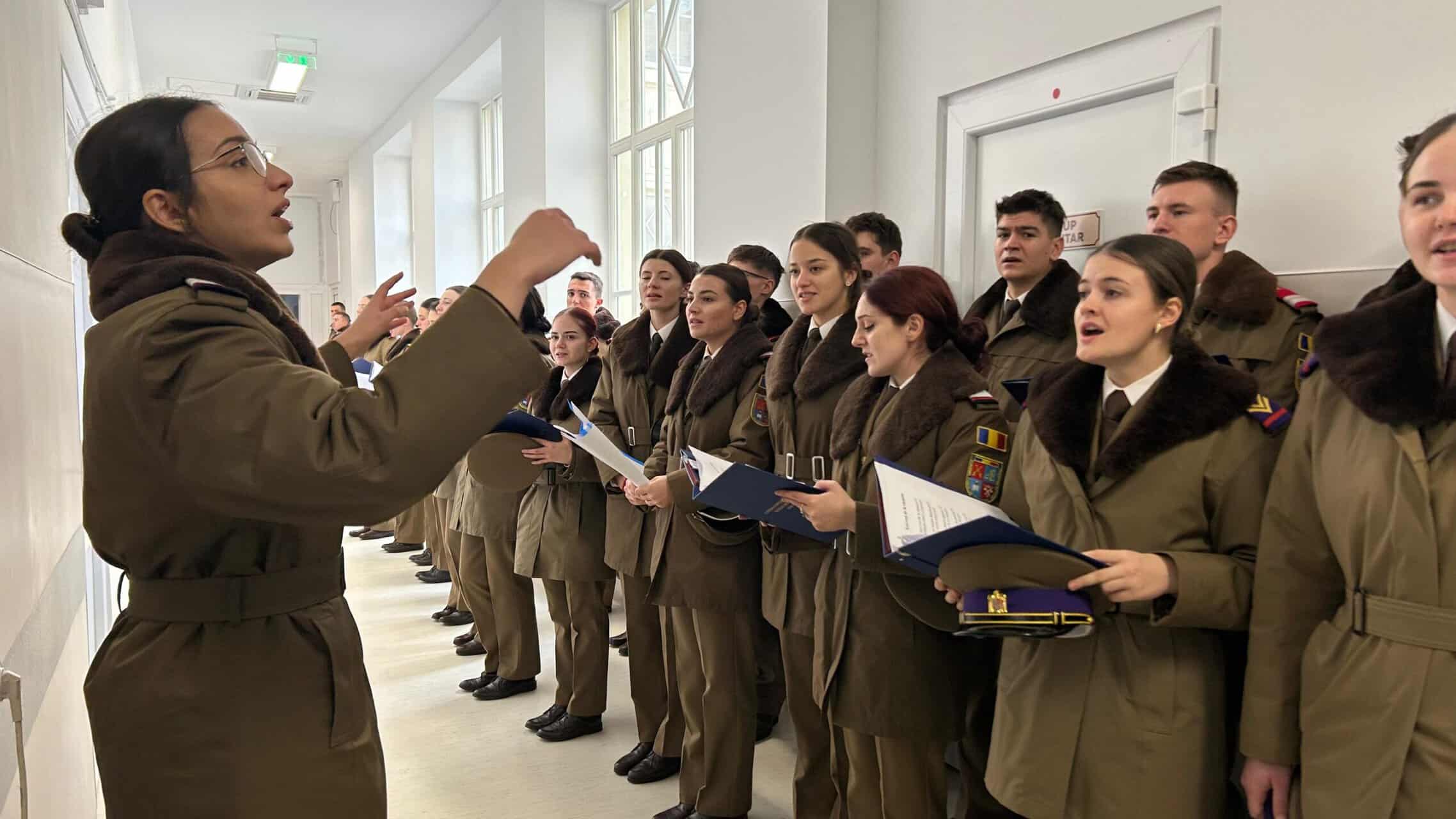 Crăciunul a venit mai devreme la Spitalul Județean Sibiu. Studenții Academiei Forțelor Terestre au colindat pacienții (foto,video)