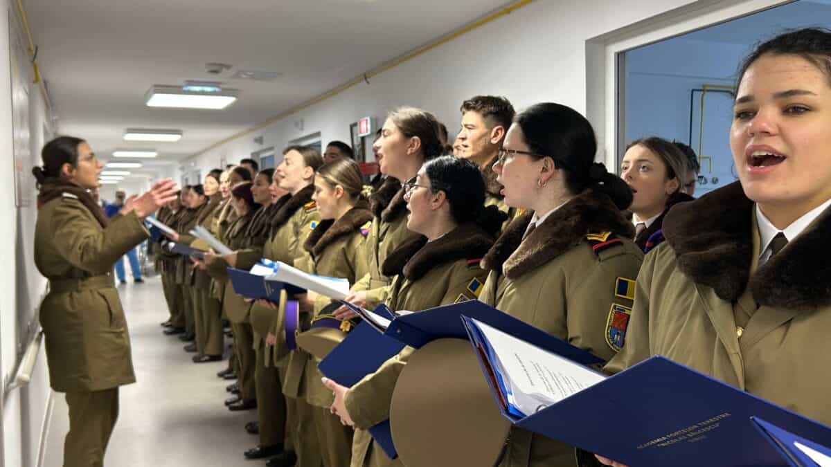 Crăciunul a venit mai devreme la Spitalul Județean Sibiu. Studenții Academiei Forțelor Terestre au colindat pacienții (foto,video)