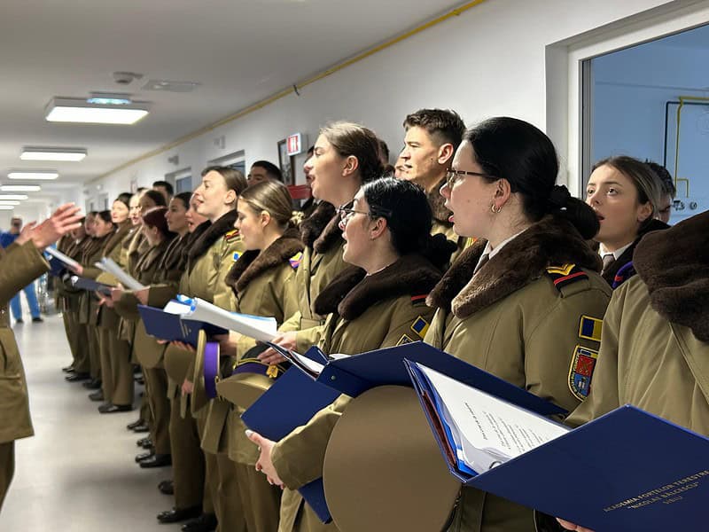 Crăciunul a venit mai devreme la Spitalul Județean Sibiu. Studenții Academiei Forțelor Terestre au colindat pacienții (foto,video)