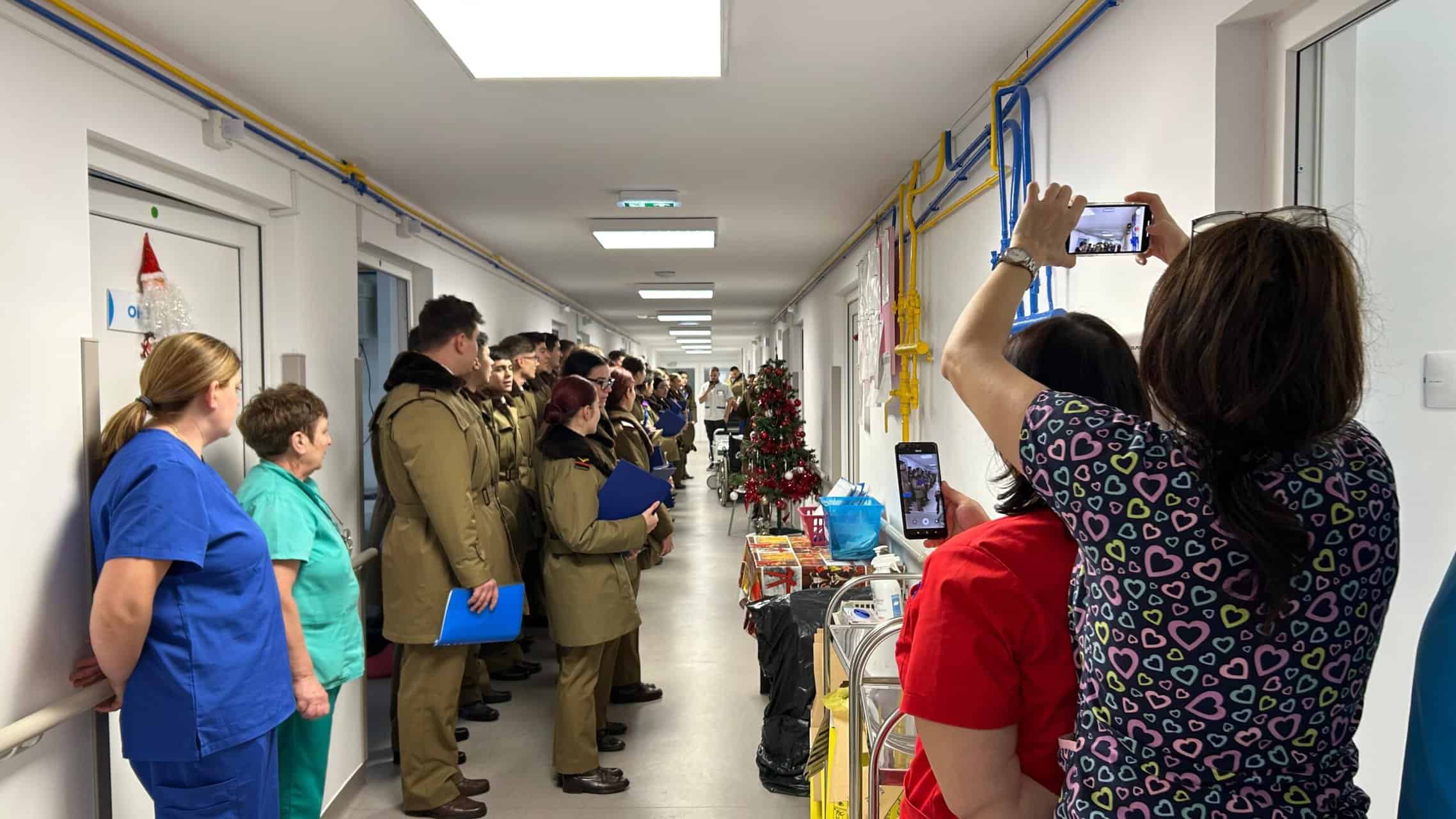 Crăciunul a venit mai devreme la Spitalul Județean Sibiu. Studenții Academiei Forțelor Terestre au colindat pacienții (foto,video)