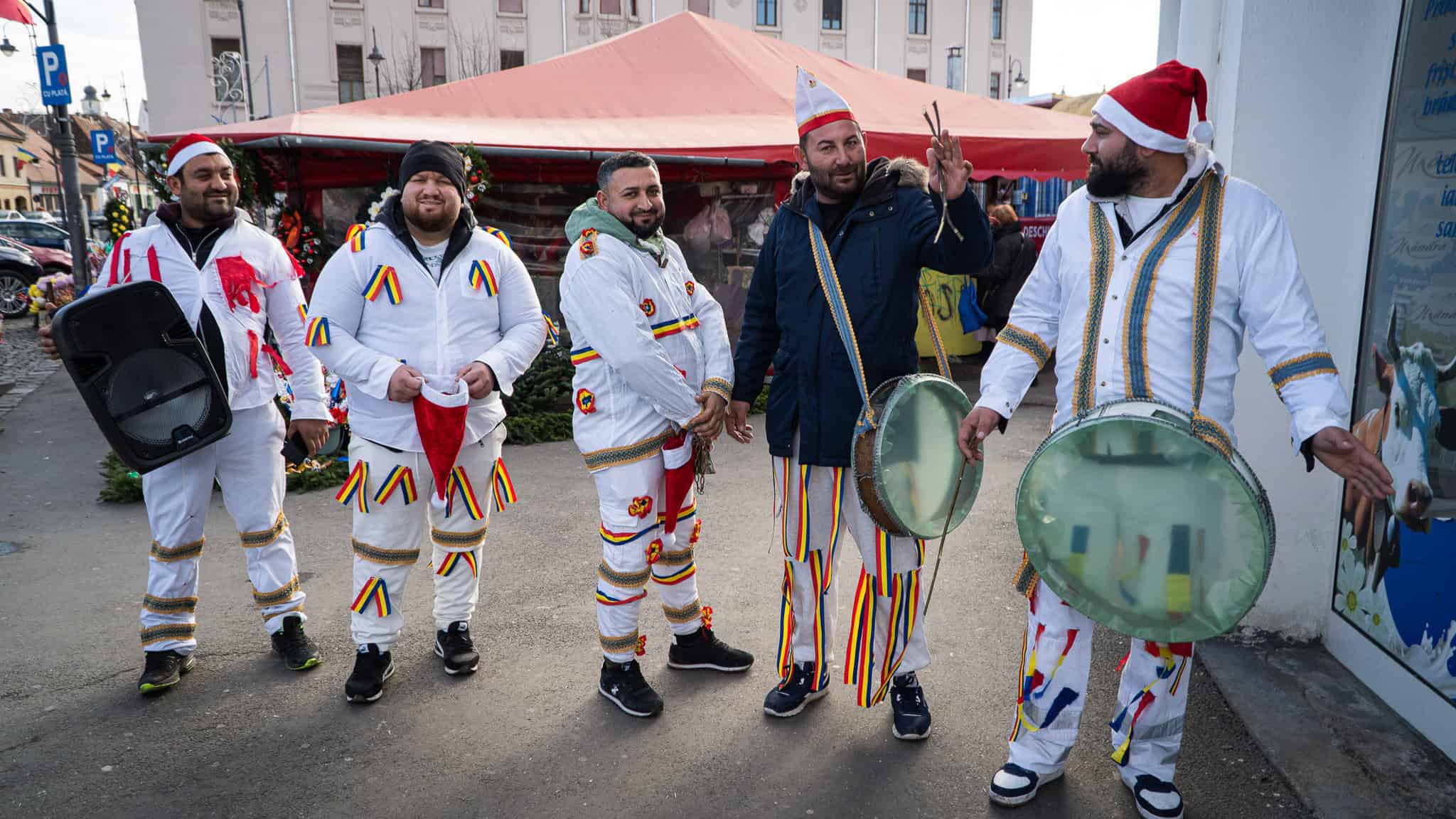 Au început să vină colindătorii stradali la Sibiu. Primii sunt din Ialomița: ,,E vorba de veselie, nu de bani” (video)