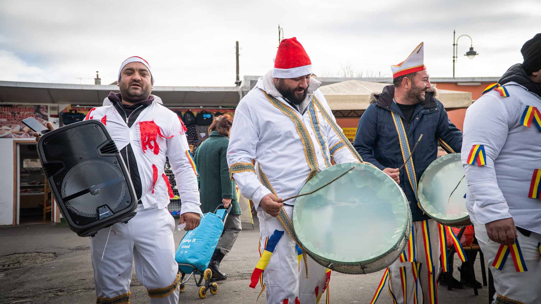 Au început să vină colindătorii stradali la Sibiu. Primii sunt din Ialomița: ,,E vorba de veselie, nu de bani” (video)